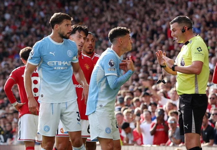 Foden nhận thẻ đỏ trực tiếp sau pha trả đũa Bruno Fernandes ở phút 23 derby Manchester.