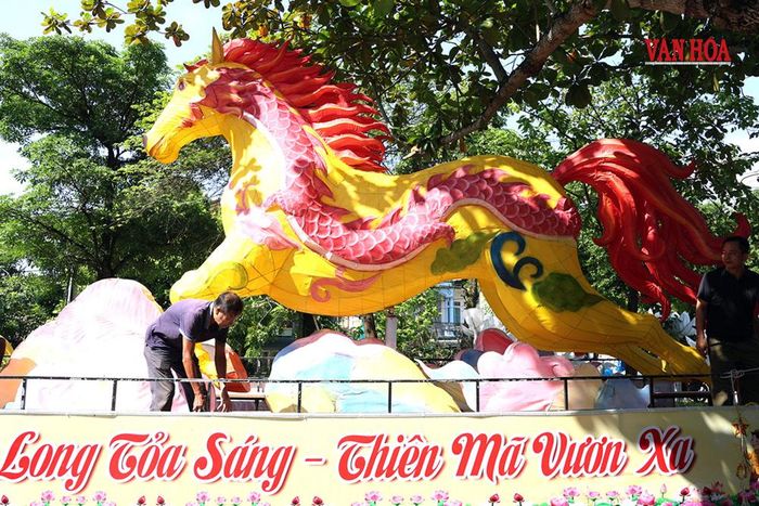 Những mô hình đèn lồng gửi gắm giá trị về lòng yêu nước, tinh thần đoàn kết và truyền thống "uống nước nhớ nguồn"