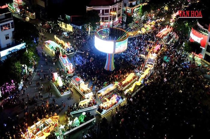 Biển người đổ về phường trung tâm Tuyên Quang những ngày đầu tháng 9
