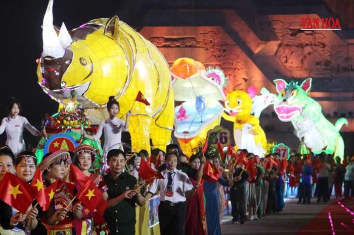 Loạt mô hình đèn lồng đa dạng hình thù khiến du khách thích thú