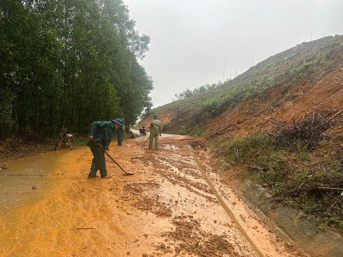 Lực lượng vũ trang TP. Đà Nẵng khắc phục các điểm sạt lở do mưa lớn gây ra trên địa bàn