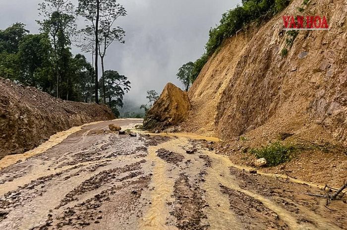 Tuyến đường nối từ xã Trường Sơn đến đường Hồ Chí Minh nhánh Đông của tỉnh Quảng Trị bị sạt lở, đá lớn chắn 1 phần đường