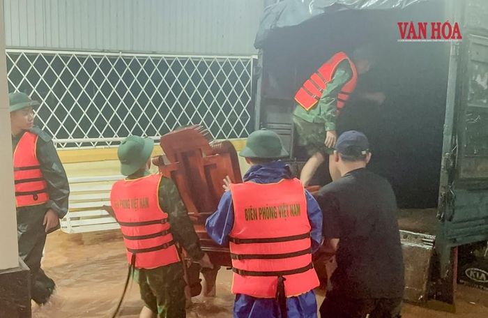 Lực lượng BĐBP Quảng Trị hỗ trợ người dân di chuyển đồ đạc đến nơi an toàn để tránh lũ