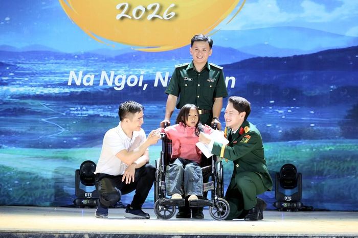 Em Lầu Y Ồng, học sinh lớp 4, khuyết tật tay chân, mồ côi mẹ, đã được Tổ chức Helping Việt Nam Children tài trợ toàn bộ chi phí phẫu thuật cùng kinh phí chăm sóc