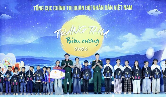 Ban Tổ chức tặng quà năm học mới cho các em nhỏ