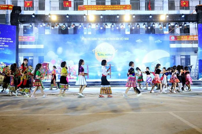 Các em nhỏ trong trang phục truyền thống, hòa mình vào tiếng trống hội, các tiết mục xiếc, múa lân và màn rước đèn rộn ràng