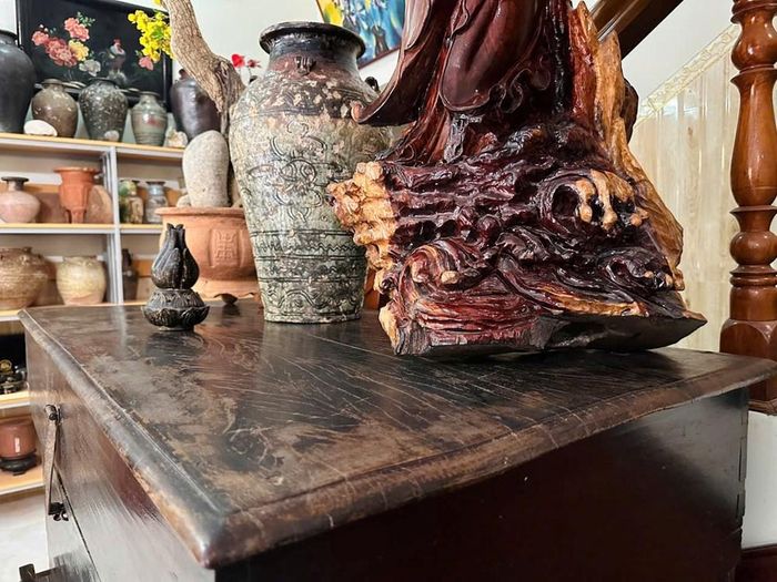 Ngoài đựng lúa, gạo thì phần mặt trên của rương xe còn là nơi trưng bày các đồ vật quý trong gia đình