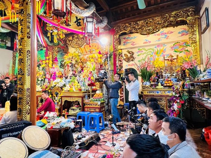 Hoạt động tín ngưỡng tại đền Rừng, khu dân cư Bắc Biên, phường Bồ Đề, Hà Nội. Ảnh: Tuấn Đông