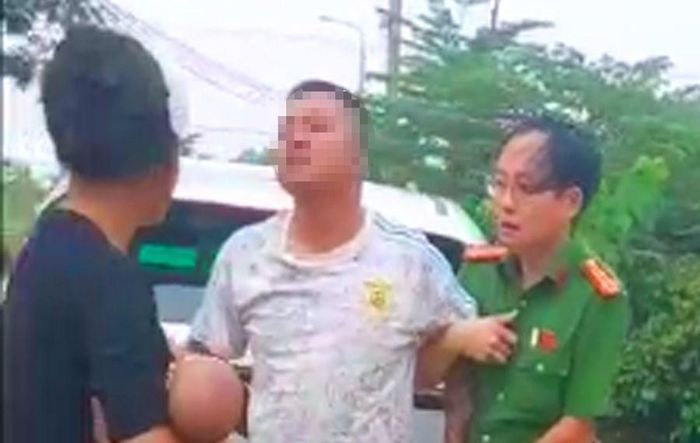 Tổ công tác kịp thời khống chế nam thanh niên. Ảnh: Công an Thanh Hoá