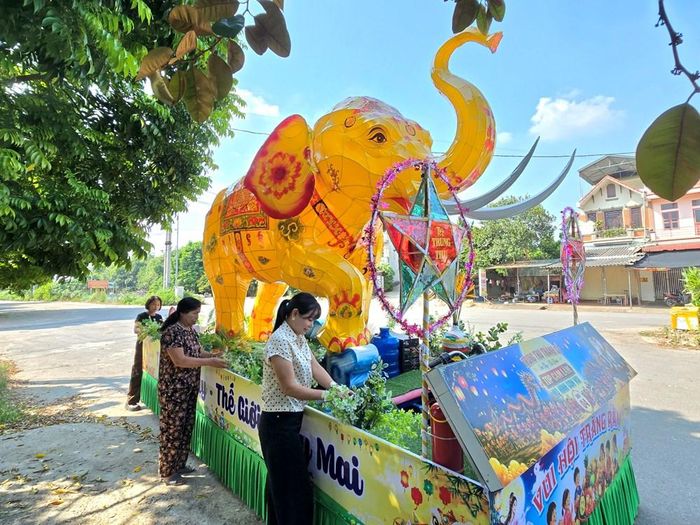 Bà con Tổ dân phố Cam Lâm trang trí cho mô hình