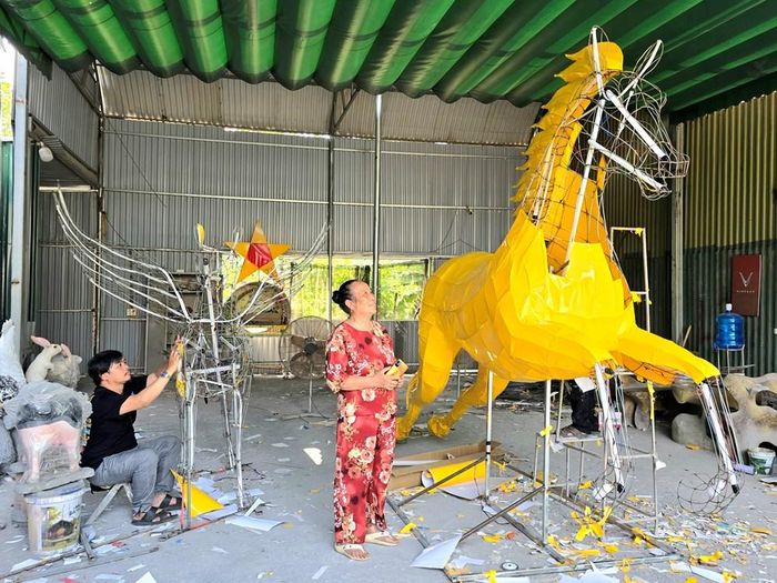 Mô hình đèn Trung thu con ngựa đang được hoàn thiện tại xưởng