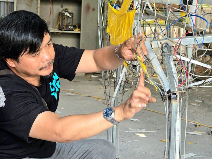Việc làm khung xương, lắp đường điện và dán bên ngoài mất khoảng 10 ngày
