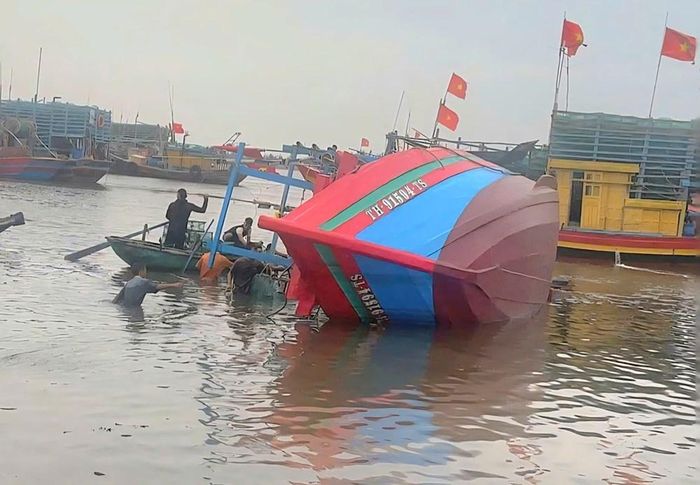 Tàu cá TH-91594-TS bị chìm tại khu vực neo đậu Lạch Ghép, phường Ngọc Sơn. Ảnh: Đồn Biên phòng Hải Hòa