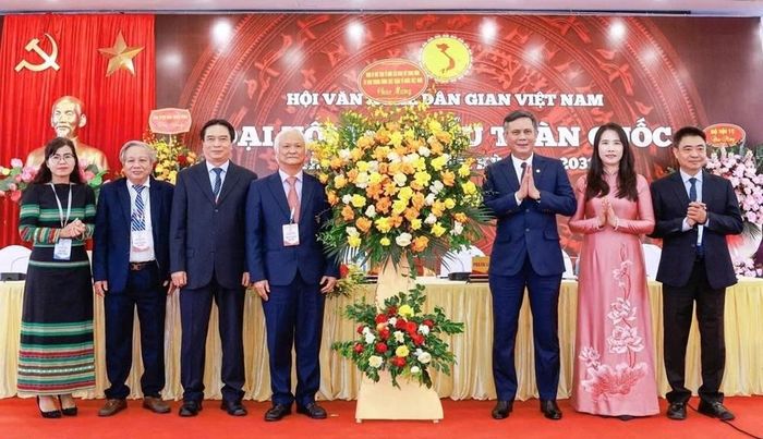 Ông Trần Thắng, Ủy viên Ban Thường vụ Đảng ủy MTTQ, các đoàn thể Trung ương, Phó Chủ tịch Ủy ban Trung ương MTTQ Việt Nam tặng hoa chúc mừng Đại hội