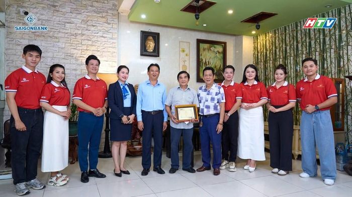 Ban tổ chức và Top 7 thí sinh "Chuông vàng vọng cổ" 2026 đến thăm nhạc sĩ Kiều Tấn