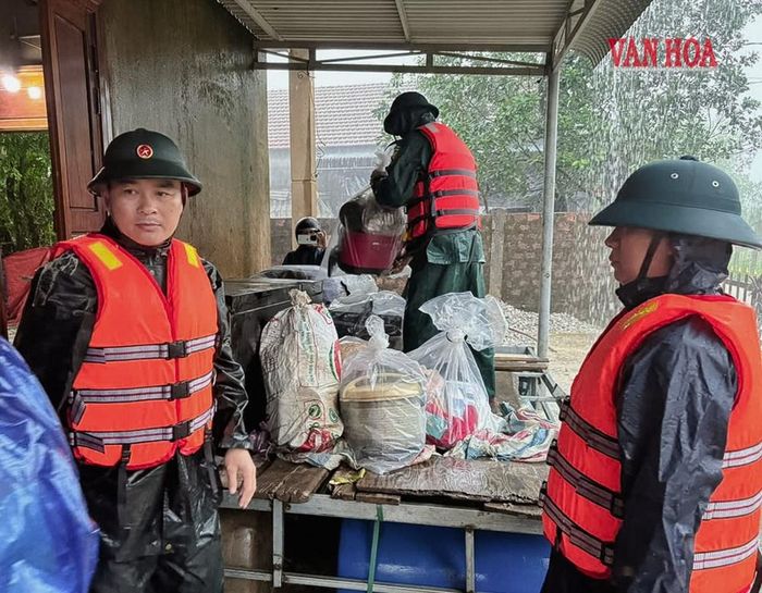 Những vật dụng được đặt lên bè phao của mỗi gia đình để tránh lũ