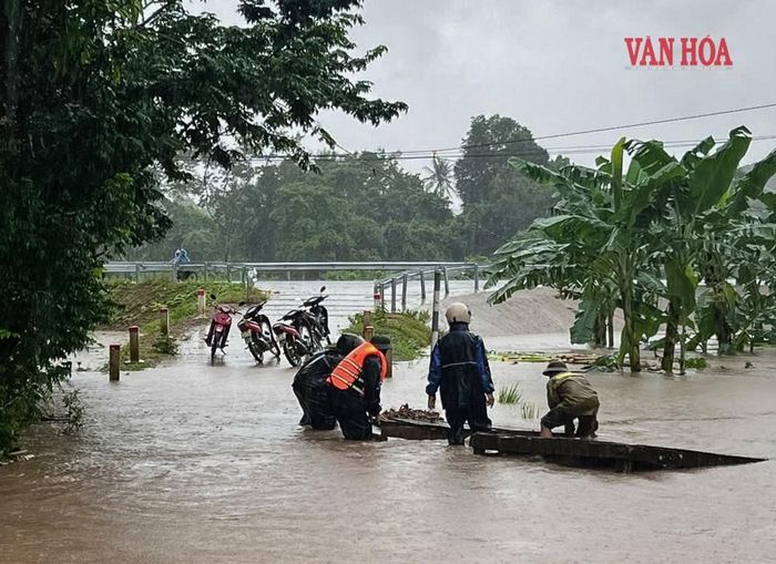 Nhiều đường liên thôn ở vùng biên giới nước về nhanh, chảy xiết tiềm ẩn những nguy cơ mất an toàn đối với người dân, đặc biệt là trẻ nhỏ