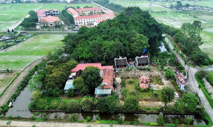 Chùa Phong Phú (động Liên Hoa) dưới chân núi Cô Phong là nơi lưu giữ bộ tranh khắc ma nhai 18 vị La Hán