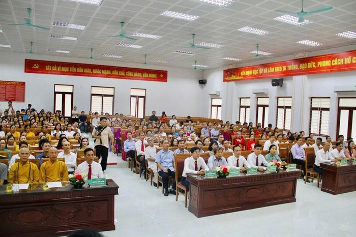 Các đại biểu dự Lễ đón nhận