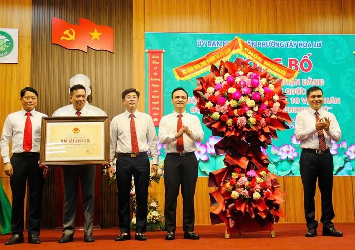 Lãnh đạo Cục Di sản văn hóa (Bộ VHTTDL) trao Bằng công nhận Bảo vật quốc gia của Thủ tướng Chính phủ và tặng hoa chúc mừng phường Tây Hoa Lư