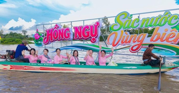 Các chị em phụ nữ phấn khởi khi tham gia trải nghiệm mùa nước nổi