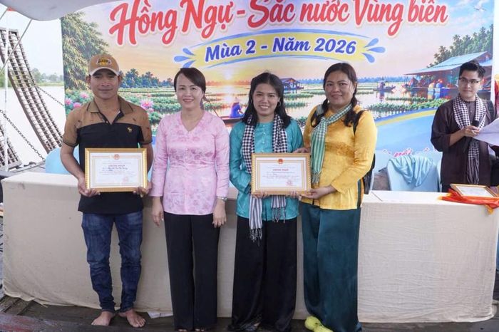 Phó Chủ tịch UBND phường Hồng Ngự Nguyễn Thị Kim Yến (thứ 2 từ trái sang) khen thưởng các đơn vị tham gia