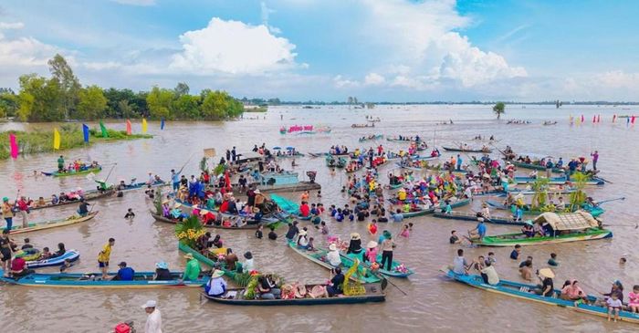 Phiên chợ nổi vùng biên, hàng hoá được bố trí trên những chiếc ghe, đặc trưng của vùng sông nước