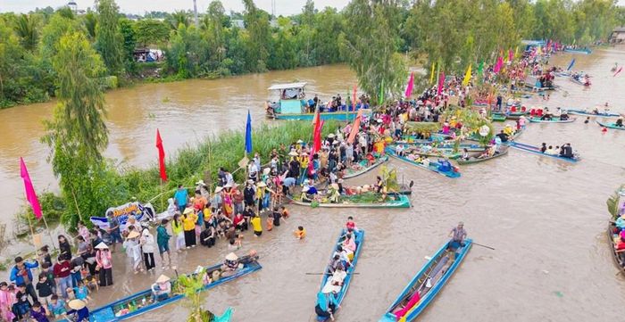 Chuỗi hoạt động phong phú, thu hút rất đông người dân và du khách đến tham gia.