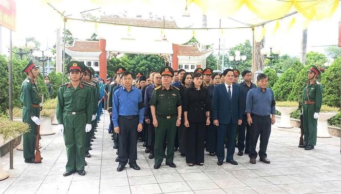Các đại biểu dành một phút mặc niệm, tưởng nhớ liệt sĩ đã hy sinh vì độc lập, tự do của Tổ quốc
