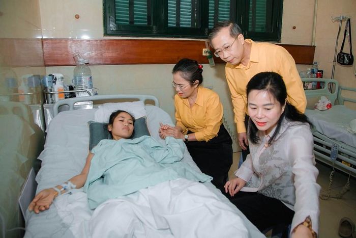 Bà Võ Thị Minh Sinh, Phó Bí thư Tỉnh uỷ, Chủ tịch Ủy ban MTTQ Việt Nam tỉnh Nghệ An và bà Lê Thị Hoài Chung, Giám đốc Sở Y tế Nghệ An đến thăm, động viên cô Hiền