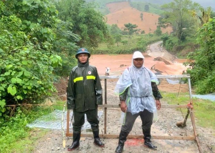 Các lực lượng rào chắn và cảnh báo những khu vực nguy hiểm tại xã A Lưới 1. Ảnh: Q.Đ