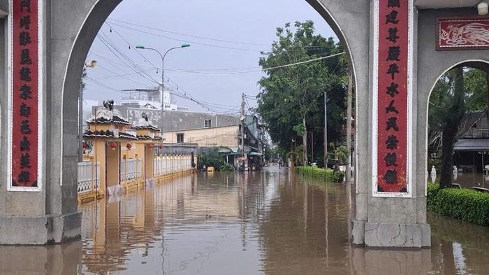 Khuôn viên Đình Bình Thủy, TP. Cần Thơ bị ngập do triều cường dâng cao vào chiều 13.9