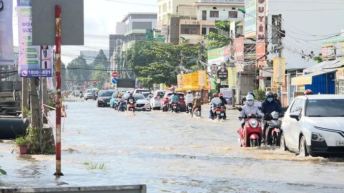 Triều cường xuất hiện vào thời điểm sáng sớm và chiều tối, lúc đông người qua lại, khiến tình trạng lưu thông gặp khó khăn