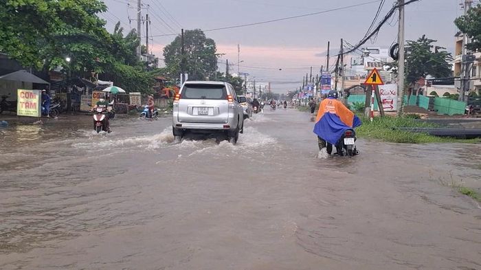 Chiều tối 13.9, triều cường dâng cao trên đường Cách Mạng Tháng Tám, TP. Cần Thơ khiến một số xe gắn máy bị ảnh hưởng