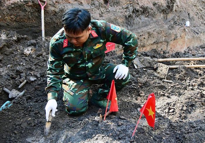 Công tác tìm kiếm hài cốt liệt sĩ được lực lượng làm nhiệm vụ thực hiện tỉ mỉ