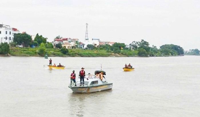 Các lực lượng tổ chức tìm kiếm Thiếu tá Trần Văn Tùng và nam thanh niên mất tích trên sông Trà Lý, ngày 13.9. Ảnh: Đội 116