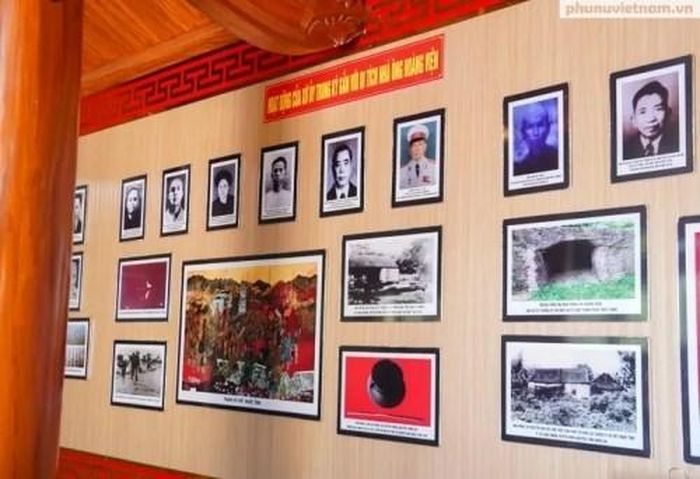 Qua những hình ảnh, tư liệu tại di tích, câu chuyện lịch sử được truyền lại một cách gần gũi, sinh động cho thế hệ trẻ
