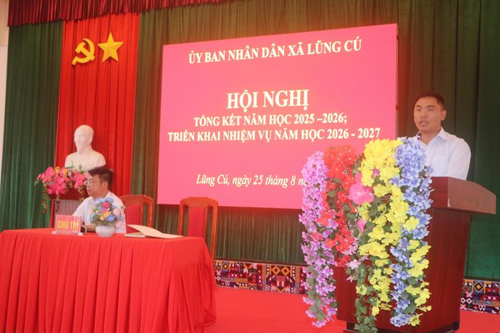 Giàng Mí Mua - Phó chủ tịch UBND xã Lũng Cú phát biểu tại Hội nghị Tổng két năm học 2025 - 2026 đồng thời triển khai nhiệm vụ trong năm học 2026 - 2027