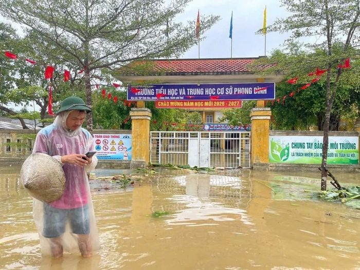 Mưa lớn kéo dài khiến làng Vĩnh An, phường Phong Dinh bị ngập lụt nặng. Ảnh: Văn Dũng - TTXVN