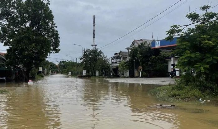 Nhiều tuyến đường ở làng Vĩnh An, phường Phong Dinh, thành phố Huế bị ngập lụt. Ảnh: Văn Dũng-TTXVN