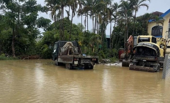 Mưa lớn kéo dài khiến làng Vĩnh An, phường Phong Dinh bị ngập lụt nặng. Ảnh: Văn Dũng-TTXVN
