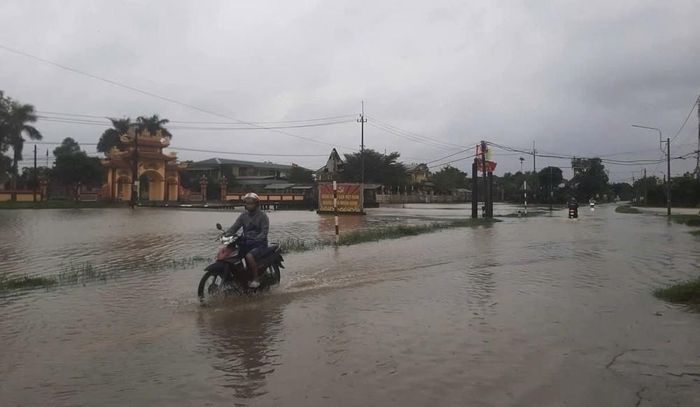 Nhiều tuyến đường ở làng Vĩnh An, phường Phong Dinh, thành phố Huế bị ngập lụt. Ảnh: Văn Dũng-TTXVN