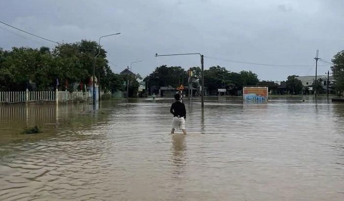 Mưa lớn kéo dài khiến làng Vĩnh An, phường Phong Dinh bị ngập lụt nặng. Ảnh: Văn Dũng-TTXVN