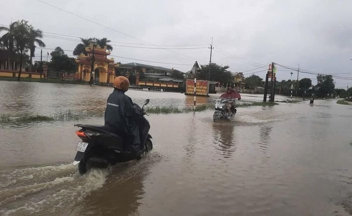 Nhiều tuyến đường ở làng Vĩnh An, phường Phong Dinh, thành phố Huế bị ngập lụt. Ảnh: Văn Dũng-TTXVN