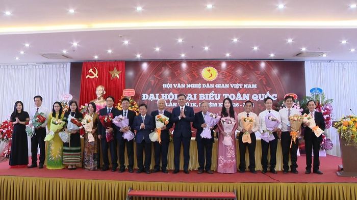 13 Ủy viên Ban Chấp hành Hội Văn nghệ dân gian Việt Nam khóa IX, nhiệm kỳ 2026 - 2031 đã ra mắt Đại hội.