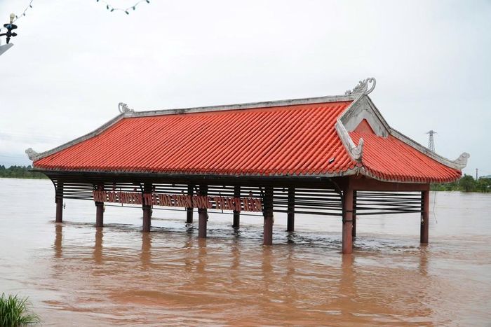 Đến 20 giờ ngày 13/9/2026, lũ trên sông Thạch Hãn tại trạm Thạch Hãn là 6.37m trên báo động III là 0.37m. Ảnh: TTXVN phát