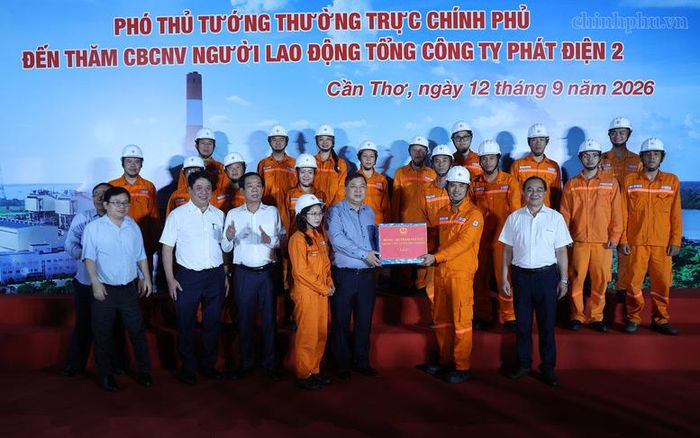 Phó Thủ tướng Thường trực Phạm Gia Túc tặng quà công nhân nhà máy nhiệt điện Ô Môn 1 - Ảnh: chinhphu.vn/Phương Nguyên