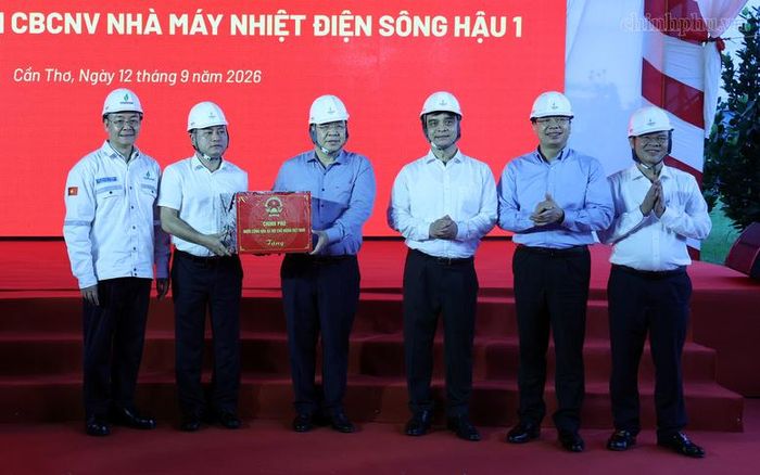Phó Thủ tướng Thường trực Phạm Gia Túc tặng quà công nhân nhà máy nhiệt điện Sông Hậu 1 - Ảnh: chinhphu.vn/Phương Nguyên