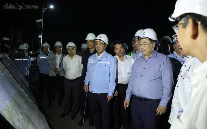 Phó Thủ tướng Thường trực Phạm Gia Túc nghe báo cáo tiến độ nhà máy nhiệt điện Ô Môn 3 - Ảnh: chinhphu.vn/Phương Nguyên