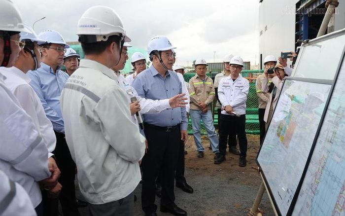 Phó Thủ tướng Thường trực Phạm Gia Túc nghe báo cáo tiến độ dự án nhà máy nhiệt điện Long Phú 1 - Ảnh: chinhphu.vn/Phương Nguyên